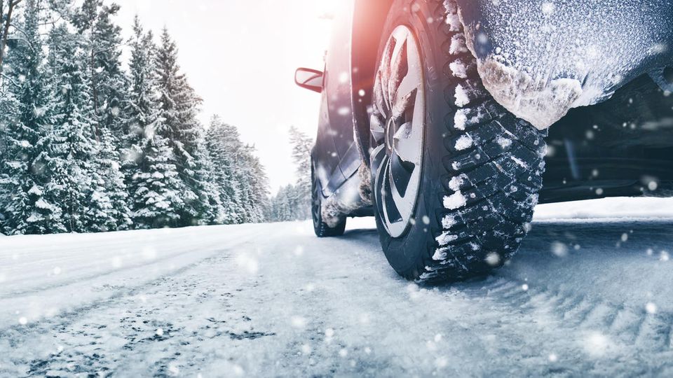 Auf geschlossener Schneedecke haben echte Winterreifen noch Vorteile - aber an den wenigsten Ort liegt im Winter überwiegend Schnee auf der Straße. 