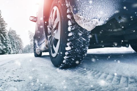 Auf geschlossener Schneedecke haben echte Winterreifen noch Vorteile - aber an den wenigsten Ort liegt im Winter überwiegend Schnee auf der Straße. 