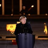 Vor dem Großen Zapfenstreich hält Merkel noch eine Rede