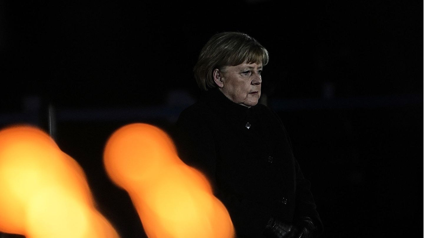 Angela Merkel verfolgt das Zeremoniell