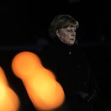 Angela Merkel verfolgt das Zeremoniell