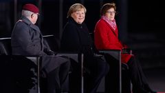 Merkel verfolgt Zapfenstreich im Sitzen