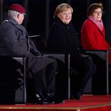 Merkel verfolgt Zapfenstreich im Sitzen