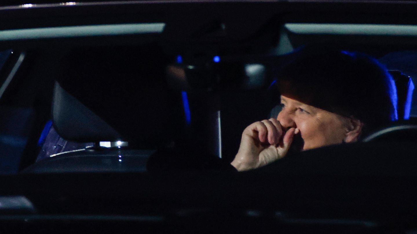 Merkel gerührt im Auto