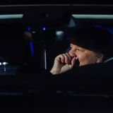Merkel gerührt im Auto