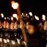 Leuchtende Gesichter im Fackelschein