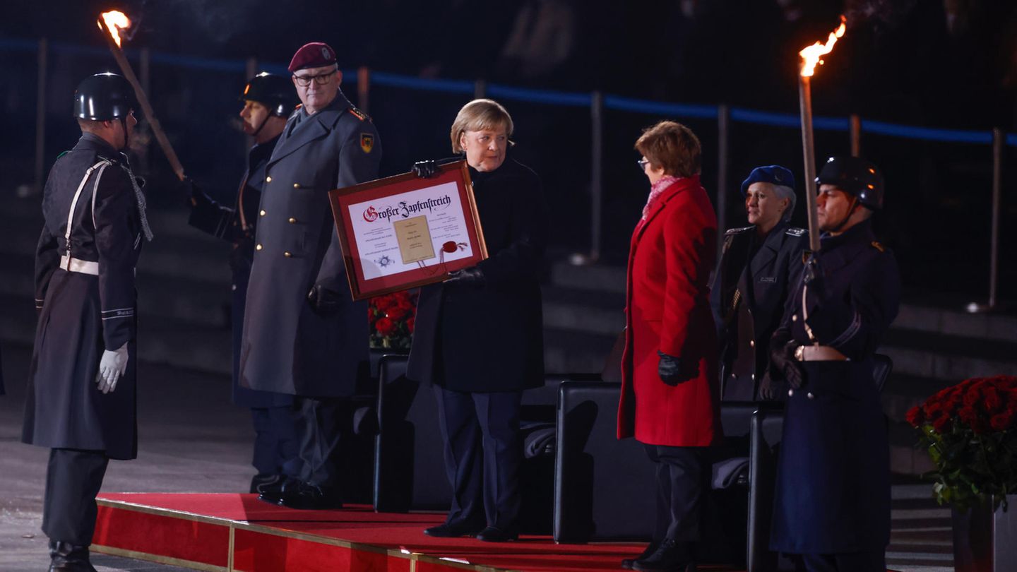Merkel wird ein Zertifikat überreicht