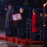 Merkel wird ein Zertifikat überreicht