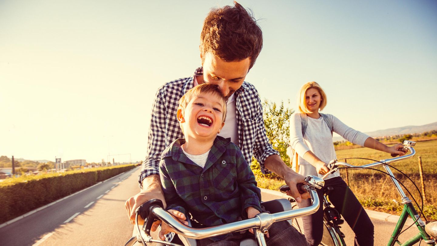 Eine Familie macht eine Fahrradtour
