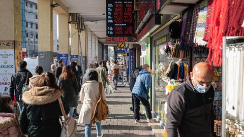Passanten laufen durch eine Einkaufsstraße in der Türkei. Die Inflation im Land ist so hoch wie seit drei Jahren nicht mehr