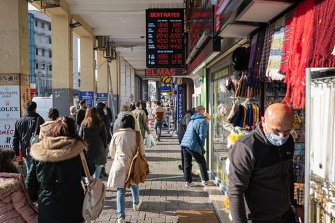 Passanten laufen durch eine Einkaufsstraße in der Türkei. Die Inflation im Land ist so hoch wie seit drei Jahren nicht mehr