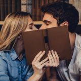 Ein Buch und ein Stift genügt manchmal.  Für dieses Geschenk braucht es ein Buch, einen Stift und etwas Kreativität. Bücher werden erst mit einer schönen Widmung zu einem persönlichen Geschenk. Einfach in die nächste Buchhandlung gehen und beim Stöbern überlegen, welches Buch eine Verbindung zum Beschenkten hat. Liebeswerte Eigenschaften, Familie, Freunde, unvergessliche Reisen, ist er besonders unordentlich, vielleicht macht er sich über viele Dinge zu viele Sorgen? Es gibt für eigentlich alles das passende Buch. Ist das Werk gefunden, kommt der kreative Teil: die Widmung. Schreiben Sie in den Buchdeckel oder auf die allererste Seite, warum sie gerade dieses Buch an diesen Menschen verschenken und was die Beziehung, die Freundschaft zu ihm so besonders für Sie macht. Zur Not muss es nicht einmal ein gekauftes Buch sein, wenn ein passendes daheim im Regal steht.