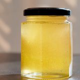 Nun mal Bier aufs Brot! Leckeres Bier-Gelee  Warum Bier trinken, wenn man es sich auch auf das Brötchen schmieren kann? Bier-Gelee ist leicht herzustellen und für Liebhaber des Gerstensaftes eine herausragende Geschenkidee. Die Zutaten sind im Supermarkt und notfalls sogar bei den Nachbarn vorhanden. Wir benötigen:  Ein dreiviertel Liter Bier. Marke und Art sind eigentlich egal. Altbier oder Red Ale Pale könnten jedoch auf Brot besser schmecken als schnödes Pilz. Sollten nur Literflaschen vorhanden sein: Zwei kräftige Schlucke aus der Literflasche vor dem Kochen nehmen, dann dürfte es ungefähr hinhauen. Ferner: 1kg Gelierzucker, 1 EL Vanillinzucker, 1 Prise (!) Zimt. Das Bier auf Vorabend in einen Topf geben, dann entsteht am Tag darauf beim Kochen nicht so viel Schaum und viel weniger Schweinerei in der Küche.  Alle anderen Zutaten dazu geben, gut verrühren und kurz aufkochen. Für zwei Minuten sprudelnd (!) köcheln lassen. Schaum mit einer Kelle abheben. Die Flüssigkeit wird nun in Glaser mit Schraubverschluss gefüllt. Die Gläser sollten sauber und zuvor heiß ausgespült worden sein. Einfüllen, Deckel festverschrauben und Glas für etwa 15 Minuten auf den Kopf stellen. Das war es auch schon, nun muss das künftige Gelee nur noch abkühlen. Deko-Tipp: den Kronkorken von der Bierflasche nehmen, ein Loch hineinstechen und ein Bändchen durchziehen. Bändchen um das Glas wickeln. Perfektionisten gestalten noch ein Etikett, drucken es aus und kleben es auf das Glas. Bekommen auch Männer hin.