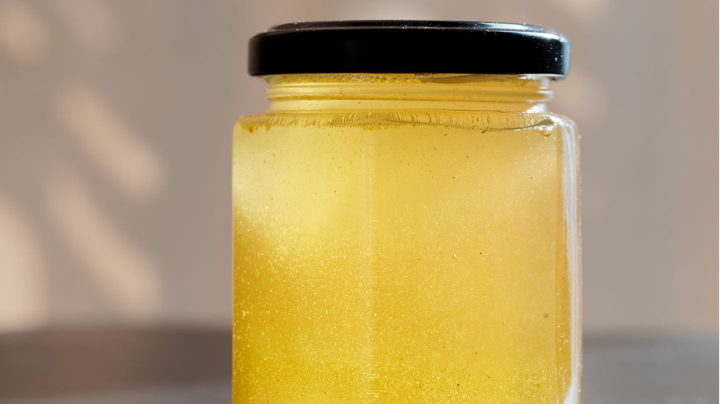 Basteln, Kochen, um die Ecke kaufen: Nun mal Bier aufs Brot! Leckeres Bier-Gelee Warum Bier trinken, wenn man es sich auch auf das Brötchen schmieren kann? Bier-Gelee ist leicht herzustellen und für Liebhaber des Gerstensaftes eine herausragende Geschenkidee. Die Zutaten sind im Supermarkt und notfalls sogar bei den Nachbarn vorhanden. Wir benötigen: Ein dreiviertel Liter Bier. Marke und Art sind eigentlich egal. Altbier oder Red Ale Pale könnten jedoch auf Brot besser schmecken als schnödes Pilz. Sollten nur Literflaschen vorhanden sein: Zwei kräftige Schlucke aus der Literflasche vor dem Kochen nehmen, dann dürfte es ungefähr hinhauen. Ferner: 1kg Gelierzucker, 1 EL Vanillinzucker, 1 Prise (!) Zimt. Das Bier auf Vorabend in einen Topf geben, dann entsteht am Tag darauf beim Kochen nicht so viel Schaum und viel weniger Schweinerei in der Küche. Alle anderen Zutaten dazu geben, gut verrühren und kurz aufkochen. Für zwei Minuten sprudelnd (!) köcheln lassen. Schaum mit einer Kelle abheben. Die Flüssigkeit wird nun in Glaser mit Schraubverschluss gefüllt. Die Gläser sollten sauber und zuvor heiß ausgespült worden sein. Einfüllen, Deckel festverschrauben und Glas für etwa 15 Minuten auf den Kopf stellen. Das war es auch schon, nun muss das künftige Gelee nur noch abkühlen. Deko-Tipp: den Kronkorken von der Bierflasche nehmen, ein Loch hineinstechen und ein Bändchen durchziehen. Bändchen um das Glas wickeln. Perfektionisten gestalten noch ein Etikett, drucken es aus und kleben es auf das Glas. Bekommen auch Männer hin. Nun mal Bier aufs Brot! Leckeres Bier-Gelee Warum Bier trinken, wenn man es sich auch auf das Brötchen schmieren kann? Bier-Gelee ist leicht herzustellen und für Liebhaber des Gerstensaftes eine herausragende Geschenkidee. Die Zutaten sind im Supermarkt und notfalls sogar bei den Nachbarn vorhanden. Wir benötigen: Ein dreiviertel Liter Bier. Marke und Art sind eigentlich egal. Altbier oder Red Ale Pale könnten jedoch auf Brot besser schmecken als schnödes Pilz. Sollten nur Literflaschen vorhanden sein: Zwei kräftige Schlucke aus der Literflasche vor dem Kochen nehmen, dann dürfte es ungefähr hinhauen. Ferner: 1kg Gelierzucker, 1 EL Vanillinzucker, 1 Prise (!) Zimt. Das Bier auf Vorabend in einen Topf geben, dann entsteht am Tag darauf beim Kochen nicht so viel Schaum und viel weniger Schweinerei in der Küche. Alle anderen Zutaten dazu geben, gut verrühren und kurz aufkochen. Für zwei Minuten sprudelnd (!) köcheln lassen. Schaum mit einer Kelle abheben. Die Flüssigkeit wird nun in Glaser mit Schraubverschluss gefüllt. Die Gläser sollten sauber und zuvor heiß ausgespült worden sein. Einfüllen, Deckel festverschrauben und Glas für etwa 15 Minuten auf den Kopf stellen. Das war es auch schon, nun muss das künftige Gelee nur noch abkühlen. Deko-Tipp: den Kronkorken von der Bierflasche nehmen, ein Loch hineinstechen und ein Bändchen durchziehen. Bändchen um das Glas wickeln. Perfektionisten gestalten noch ein Etikett, drucken es aus und kleben es auf das Glas. Bekommen auch Männer hin.