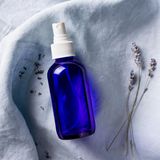 Einschlafhilfe – ein Hauch Wodka vor der Nachtruhe  Lavendel kann beim Einschlafen helfen, dafür muss man sich keinen Lavendelbaum in das Schlafzimmer holen. Lavendelduft lässt sich einfach selbst herstellen und in einen Zerstäuber füllen. Man benötigt: 75 Tropfen Lavendelöl, 25 ml Wodka und 200 ml destilliertes Wasser. Alles gut vermischen. Nicht trinken, sondern mit einem kleinen Trichter in einen Zerstäuber oder kleine Sprühflasche füllen. Vor dem Schlafengehen ein, zwei Sprühstöße im Schlafzimmer verteilen. Es duftet sehr intensiv, hilft aber durchaus beim Einschlafen.