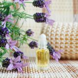 Der rollende Entstresser  Menschen reagieren sehr stark auf Düfte, so können ätherische Öle bei Stress beruhigend wirken, vor allem wenn sie mit kurzen Entspannungsübungen einhergehen. Die Düfte können einfach selbst angerührt werden. Abgefüllt in einen Roll-On-Fläschchen und noch mit einem selbst gebastelten Aufkleber versehen, wird der „Anti-Stress-Roller“ ein sehr persönliches Geschenk. Zugegeben, dieses Präsent geht nur auf die letzte Minute, wenn die Zutaten im Haus sind. Ansonsten hält der Onlinehandel alles notwendige parat. Sie brauchen:  10 ml Mandel- oder Jojobaöl, 4 Tropfen Lavendelöl, 2 Tropfen Zitronenöl und 5 Tropfen Muskatellersalbei. Zutaten in ein Fläschchen füllen und sehr gut schütteln. In den meisten Drogerien gibt es Fläschchen mit Roll-On-Aufsatz wie man sie vom Kugelschreiber her kennt, nur eben größer. Perfekt für das Auftragen am Hals oder den Handgelenken.