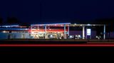 Wenn nichts mehr geht: die Tankstelle  24.12., 15 Uhr und das bestellte Geschenk für Papa oder Opa ist nicht angekommen?  Vorausgesetzt beide haben ein Auto: Ab in die nächste Tankstelle! Politur, Felgenreiniger, Kunststoffreiniger und Lappen kaufen, mit einem Regenbogen-Spanngurt zusammenschüren, zwei drei Duftbäume als Weihnachtliche Deko anbinden – fertig! Geht immer.