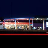 Wenn nichts mehr geht: die Tankstelle  24.12., 15 Uhr und das bestellte Geschenk für Papa oder Opa ist nicht angekommen?  Vorausgesetzt beide haben ein Auto: Ab in die nächste Tankstelle! Politur, Felgenreiniger, Kunststoffreiniger und Lappen kaufen, mit einem Regenbogen-Spanngurt zusammenschüren, zwei drei Duftbäume als Weihnachtliche Deko anbinden – fertig! Geht immer.