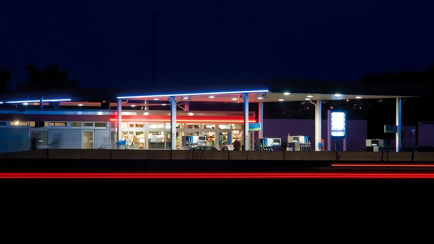Wenn nichts mehr geht: die Tankstelle  24.12., 15 Uhr und das bestellte Geschenk für Papa oder Opa ist nicht angekommen?  Vorausgesetzt beide haben ein Auto: Ab in die nächste Tankstelle! Politur, Felgenreiniger, Kunststoffreiniger und Lappen kaufen, mit einem Regenbogen-Spanngurt zusammenschüren, zwei drei Duftbäume als Weihnachtliche Deko anbinden – fertig! Geht immer.
