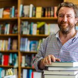 Gutscheine von Läden um die Ecke  Lockdown, 2G+ oder 3G – der Einzelhandel hat es seit Corona schwer. Unterstützen Sie die Geschäfte in Ihrer Nähe und fragen Sie nach Gutscheinen, die gibt es fast immer – ganz gleich ob für Bücher, Schuhe, Kosmetik oder Mode.