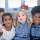 Ein Geschenk für Viele: Lose der Fernsehlotterie oder der Aktion Mensch  Warum nicht etwas verschenken und dabei gleichzeitig etwas Gutes für die Gesellschaft tun? Mit einem Los der Fernsehlotterie und der Aktion Mensch geht das. Beides sind sozialtätige Organisationen, die sich über Einnahmen aus der Lotterie finanzieren. Im Gegensatz zum Lotto sind die Gewinnchancen deutliche höher. Doch selbst wenn der Beschenkte nichts gewinnt, so kommt das Los garantiert einem hilfsbedürftigen Menschen zu Gute.