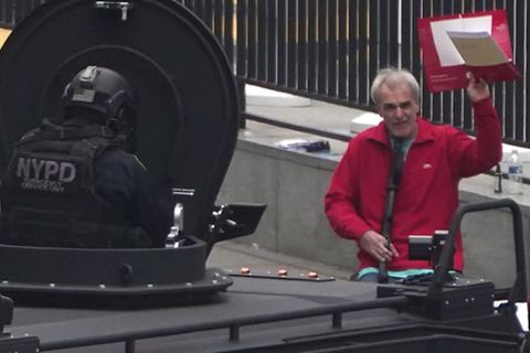 Video: Mann verschafft sich mit Schrotflinte bei UNO Gehör