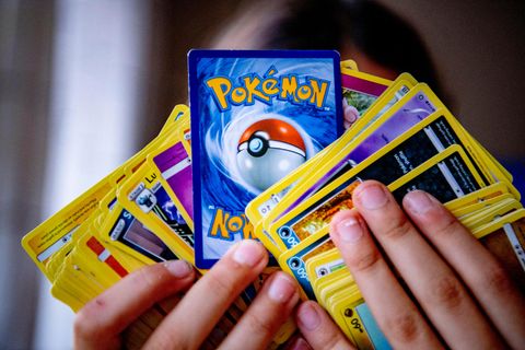 Mädchen mit Pokemon-Karten