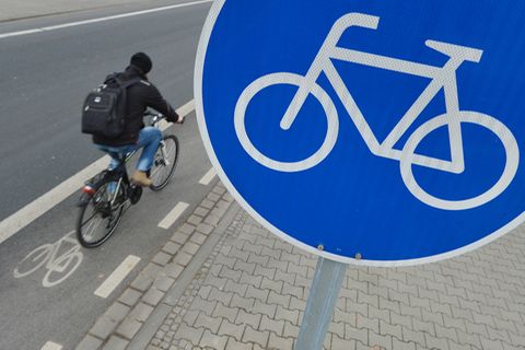 Fahrradfahrer fährt auf einem Radweg.