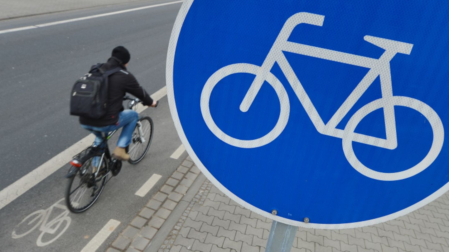 Fahrradfahrer fährt auf einem Radweg.