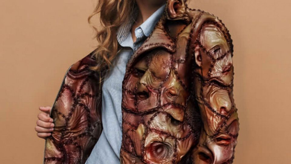 Eine Jacke, die aus menschlicher Haut genäht zu sein scheint.