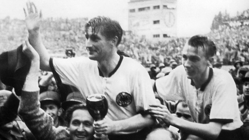 Der Triumph im Berner Wankdorfstadion: Horst Eckel (r.) war der schnelle Abräumer für Chef Fritz Walter
