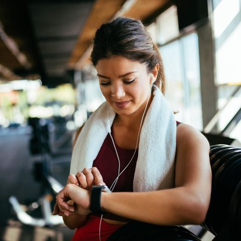 Frau schaut auf ihre Fitnessuhr
