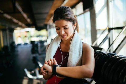 Frau schaut auf ihre Fitnessuhr