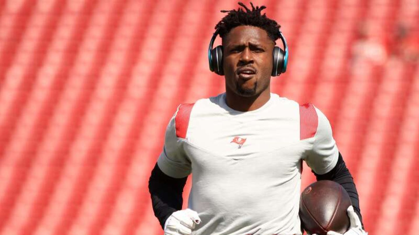 NFL suspends three professionals for falsified vaccination cards