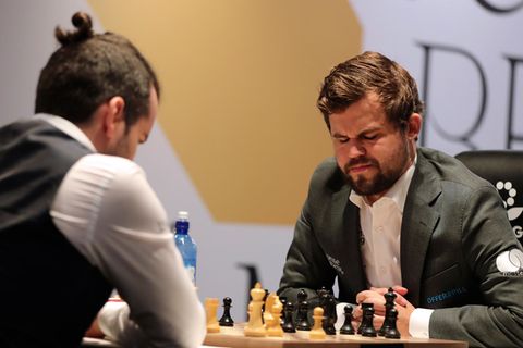 Magnus Carlsen (r.) und Jan Nepomnjaschtschi während des Spiels