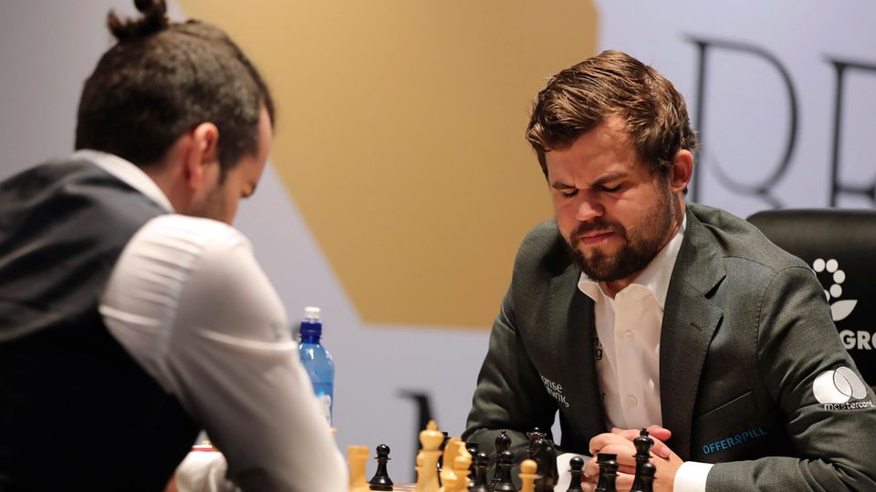 Magnus Carlsen (r.) und Jan Nepomnjaschtschi während des Spiels
