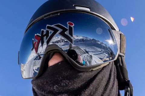 In einer Sckibrille spiegelt sich der Schriftzug "Ischgl"