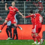 Los ging es am Freitagabend mit dem ersten Favoriten-Sturz: Der von Corona-Sorgen geplagte Vizemeister RB Leipzig verlor mit 1:2 (1:1) beim 1. FC Union Berlin. Ein Glückstreffer von Christopher Nkunku (13. Minute) reichte RB und Ersatz-Coach Marco Kurth als Vertreter von Jesse Marsch im Stadion An der Alten Försterei nicht. Die Eisernen sprangen durch das Tor ihres Rekordschützen Taiwo Awoniyi (6.) und den Premieren-Treffer von Timo Baumgartl (57.) – hier beim Jubelsprung nach seinem 2:1 – vor 13.506 Zuschauern zwischenzeitlich auf Platz vier.