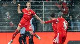 Los ging es am Freitagabend mit dem ersten Favoriten-Sturz: Der von Corona-Sorgen geplagte Vizemeister RB Leipzig verlor mit 1:2 (1:1) beim 1. FC Union Berlin. Ein Glückstreffer von Christopher Nkunku (13. Minute) reichte RB und Ersatz-Coach Marco Kurth als Vertreter von Jesse Marsch im Stadion An der Alten Försterei nicht. Die Eisernen sprangen durch das Tor ihres Rekordschützen Taiwo Awoniyi (6.) und den Premieren-Treffer von Timo Baumgartl (57.) – hier beim Jubelsprung nach seinem 2:1 – vor 13.506 Zuschauern zwischenzeitlich auf Platz vier.