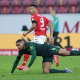 Einen rabenschwarzen Tag erwischte der VfL Wolfsburg um Maxence Lacroix (unten) in Mainz: Zwar hat Karim Onisiwo (o.) kein Tor für den FSV Mainz 05 gemacht, dafür besorgte Lacroix den dritten Treffer zum Mainzer 3:0-Sieg per Eigentor einfach selbst.