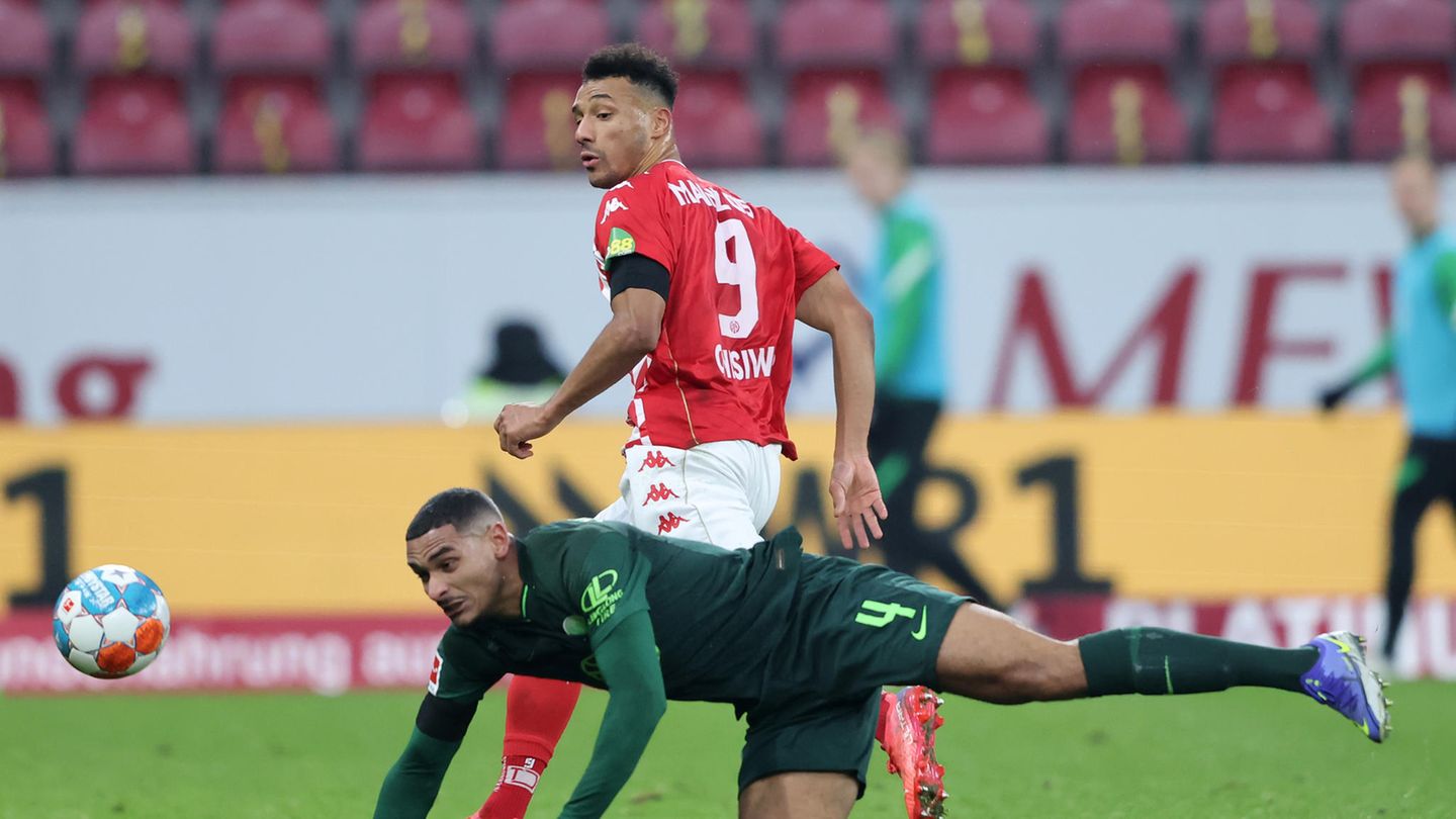 FSV Mainz 05 - VfL Wolfsburg Einen rabenschwarzen Tag erwischte der VfL Wolfsburg um Maxence Lacroix (unten) in Mainz: Zwar hat Karim Onisiwo (o.) kein Tor für den FSV Mainz 05 gemacht, dafür besorgte Lacroix den dritten Treffer zum Mainzer 3:0-Sieg per Eigentor einfach selbst.