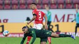 Einen rabenschwarzen Tag erwischte der VfL Wolfsburg um Maxence Lacroix (unten) in Mainz: Zwar hat Karim Onisiwo (o.) kein Tor für den FSV Mainz 05 gemacht, dafür besorgte Lacroix den dritten Treffer zum Mainzer 3:0-Sieg per Eigentor einfach selbst.