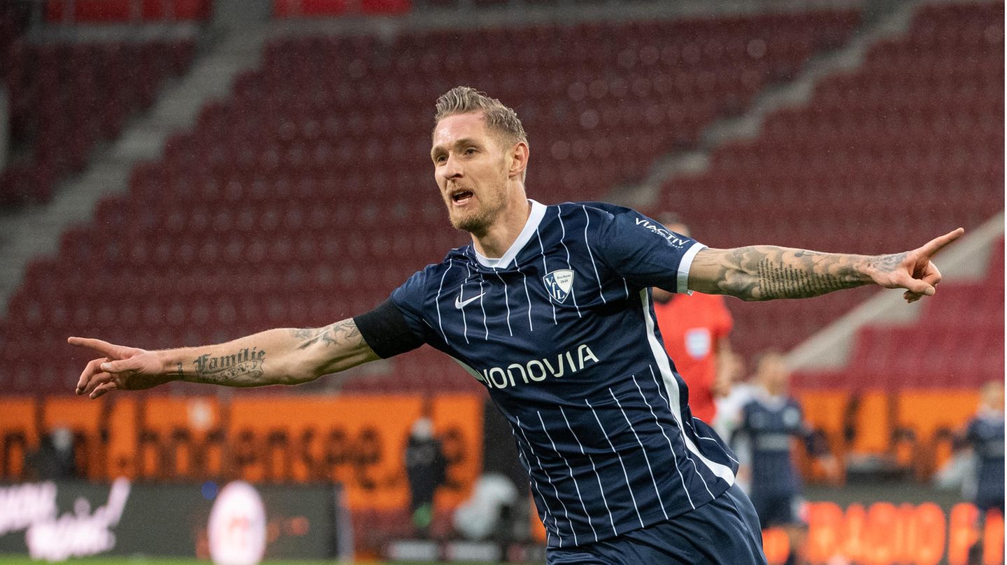 FC Augsburg - VfL Bochum Sebastian Polter durfte gleich zweimal jubeln: Die Tore 1 und 3 des VfL Bochum gingen auf sein Konto. Dass der FC Augsburg in der 86. Minute einen Elfmeter verwandelte, dürfte Polter inzwischen egal sein. Beim Abpfiff zwischen Augsburg und Bochum stand es 2:3.