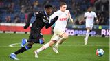Bei Arminia Bielefeld hat der 1. FC Köln mit Rafael Czichios (r.) "nur" ein 1:1 geschafft. Nach einer frühen Führung durch Özcan (17. Minute) schoss Bryan Lasme (l.) den Ausgleich für Arminia Bielefeld.