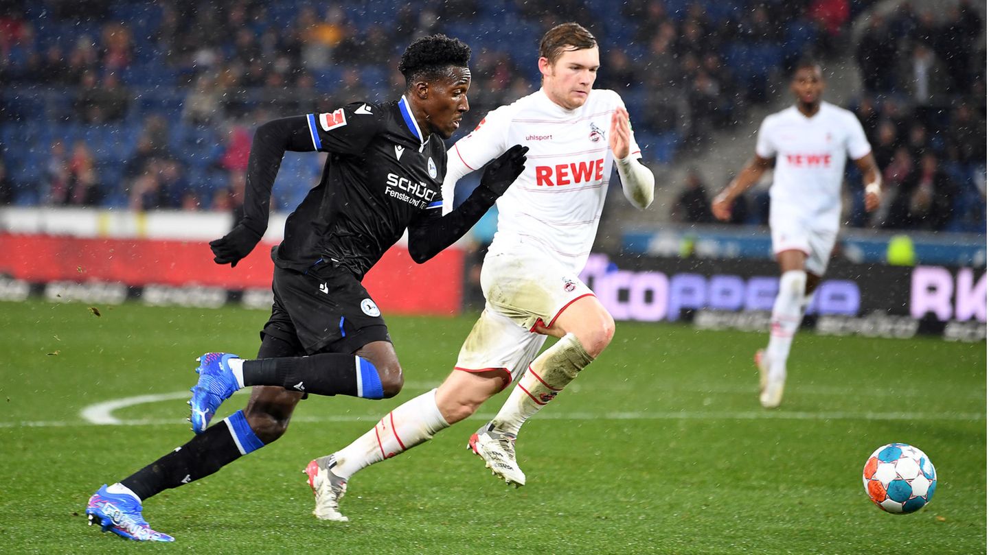 Bei Arminia Bielefeld hat der 1. FC Köln mit Rafael Czichios (r.) "nur" ein 1:1 geschafft. Nach einer frühen Führung durch Özcan (17. Minute) schoss Bryan Lasme (l.) den Ausgleich für Arminia Bielefeld.