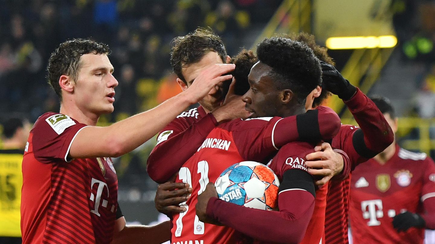 Fußball-Bundesliga: Dank umstrittenem Elfmeter: Bayern München hält Dortmund auf Distanz