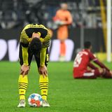 Mit hängendem Kopf steht Mats Hummels von Borussia Dortmund Platz, nachdem der Schiedsrichter das Spitzenspiel gegen den FC Bayern München abgepfiffen hat. 2:3 heißt es am Ende aus Dortmunder Sicht. Besonders bitter für Hummels: Er hatte den Ball im Strafraum an den Ellenbogen bekommen, Schiedsrichter Zwayer deswegen einen umstrittenen Elfmeter gegeben, den Robert Lewandowski zum Siegtor nutzte.