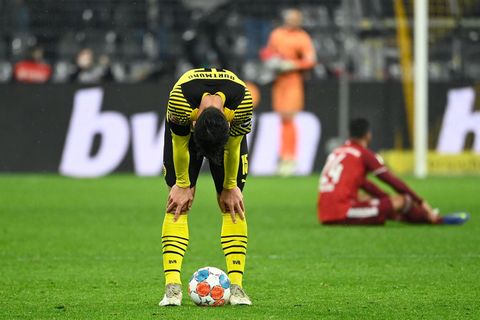 Mit hängendem Kopf steht Mats Hummels von Borussia Dortmund Platz, nachdem der Schiedsrichter das Spitzenspiel gegen den FC Bayern München abgepfiffen hat. 2:3 heißt es am Ende aus Dortmunder Sicht. Besonders bitter für Hummels: Er hatte den Ball im Strafraum an den Ellenbogen bekommen, Schiedsrichter Zwayer deswegen einen umstrittenen Elfmeter gegeben, den Robert Lewandowski zum Siegtor nutzte.