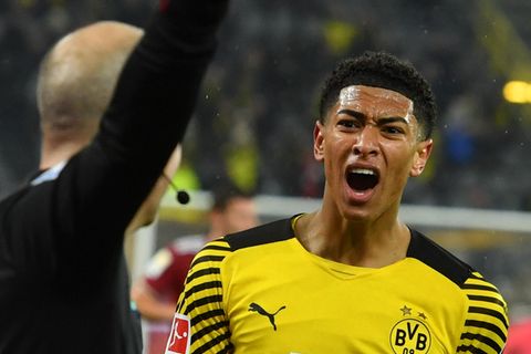 Borussia Dortmunds Jude Bellingham ärgert sich über eine Entscheidung des Schiedsrichter-Assistenten.