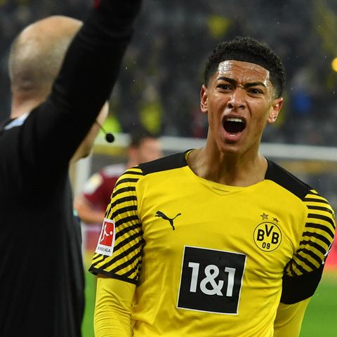 Borussia Dortmunds Jude Bellingham ärgert sich über eine Entscheidung des Schiedsrichter-Assistenten.